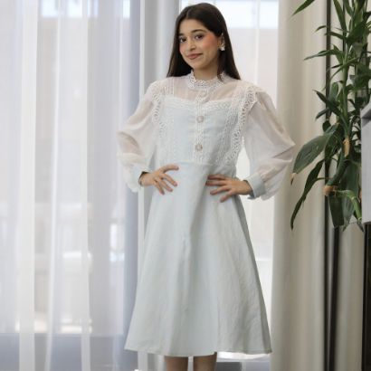 صورة فستان بناتي سماوي بنقوش وكلفة بيضاء وأكمام شفافة | ألوان (سماوي، كريمي) - kj2101